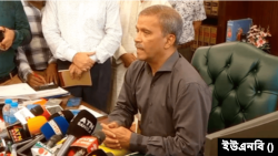 সচিবালয়ে এক প্রেস ব্রিফিংয়ে আইন উপদেষ্টা আসিফ নজরুল। ১১ ফেব্রুয়ারি, ২০২৫।