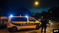 Petugas polisi Prancis berjaga di sebuah jalan di Eragny pada 16 Oktober 2020, di mana seorang penyerang ditembak mati oleh polisi setelah dia menikam seorang pria pada hari yang sama. (Foto: AF)