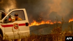 The Ranch Fire, bagian dari Kompleks Kebakaran "Mendocino", menjalar ke arah punggung bukit di High Valley Rd. dekat Clearlake Oaks, California, saat Kepala Batalyon Matt Sully memimpin tim operasi pemadam kebakaran, Minggu, 5 Agustus 2018. (Foto: dok).