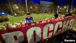 На фото - організований меморіал пам'яті жертв терористичної атаки на концертний зал "Крокус-Сіті-Гол" в окупованому Росією Донецьку, 30 березня 2024. REUTERS/Alexander Ermochenko