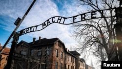 আউশভিটজ মৃত্যু শিবিরের প্রবেশ পথে লেখা ছিল, "শ্রম আপনাকে মুক্তি দেবে।" ফাইল ফটো।