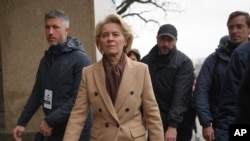 2024 年 2 月 24 日，欧盟委员会主席乌苏拉·冯德莱恩（左二）在乌克兰首都基辅的乌克兰阵亡卫士纪念墙前面。