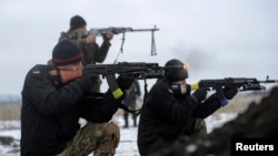 Ukrainian servicemen fight at their position near Lysychansk, in the Luhansk region, Jan. 29, 2015.