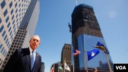 En su autobiografía de 1997, Michael Bloomberg se refirió a ella como "una mujer de puntos de vista liberales y mentalidad independiente".