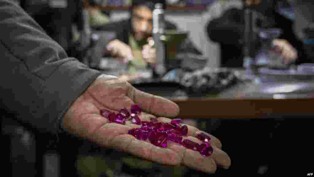 د کابل ښار په یو کور کې د افغانستان له معادنو څخه استخراج شوي یاقوت چې تصفیه او پالش شوي دي.