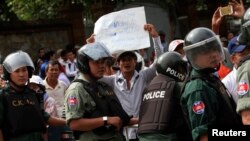 Protesters gather in front of the Vietnamese embassy during demonstration, Phnom Penh, July 8, 2014.