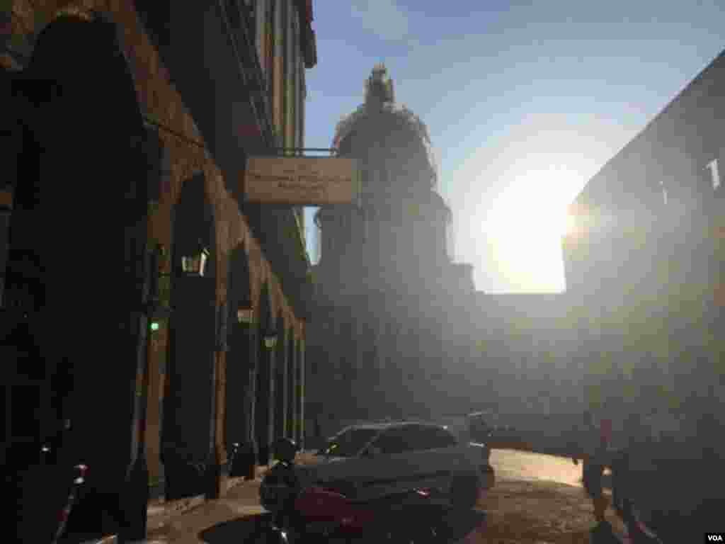The criminal court is seen in front of the Cuban capital building, which is closed for repairs. Photo taken as the sun was setting in Havana, Aug. 13, 2015. (Celia Mendoza/VOA)