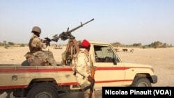 Une mitrailleuse montée sur un véhicule de l'armée nigérienne dans le village de Zenam Kelouri, le 29 février 2016. Niger army patrols in Assaga camp near Diffa, Feb. 29 2016. (VOA/Nicolas Pinault)