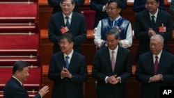 El presidente chino, Xi Jinping, a la izquierda, llega a la sesión inaugural de la Asamblea Popular Nacional (APN) en el Gran Salón del Pueblo en Beijing, China, el 5 de marzo de 2025.