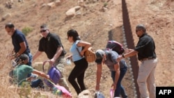 Agentes de Aduanas y Patrulla Fronteriza arrestan a un grupo de inmigrantes que cruzaron ilegalmente la frontera en Otay Mesa, California, el 13 de agosto de 2021.