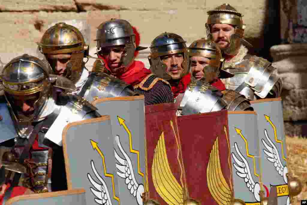 Para aktor berpakaian 'Legiun Romawi' selama demonstrasi di teater antik, di kota Orange, Perancis selatan. 