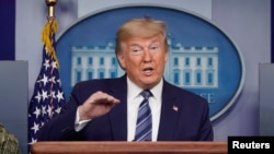 El presidente de Estados Unidos, Donald Trump, habla sobre el nuevo brote de COVID-19.