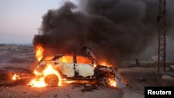 一辆记者乘坐的汽车10月13日在黎巴嫩南部与以色列的边界地区爆炸燃烧。路透社摄影记者伊萨姆·阿卜杜拉（Issam Abdallah）当场丧生，他的一些同事受伤。