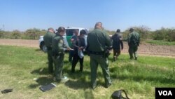 Los oficiales de protección de fronteras seguirán aplicando el Título 42 a inmigrantes que intentan cruzar de manera irregular hacia Estados Unidos. Luego de ser detectados son devueltos al lado mexicano. [Foto de archivo]