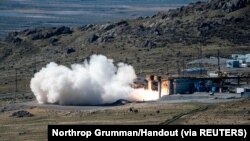 资料照片:美国海军与陆军合作在犹他州试射新研发的高超音速导弹。（2021年10月28日）