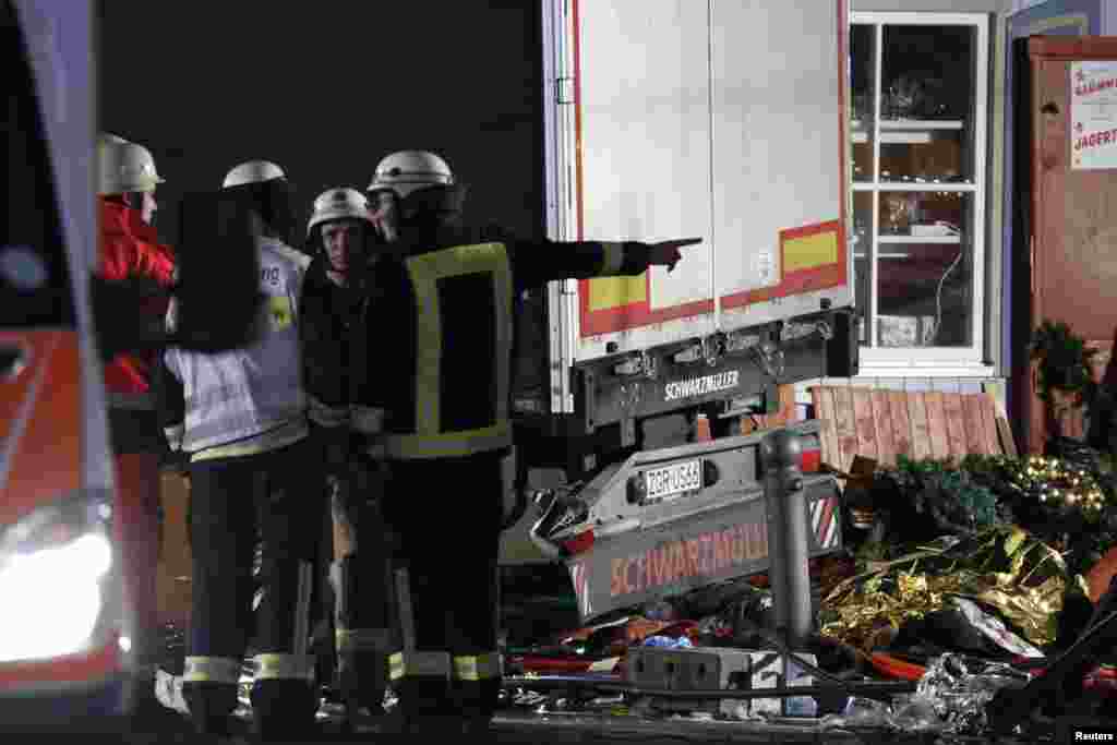 Un policier se tient &nbsp;à côté du camion qui foncé au marché de noël, Allemagne, 19 décembre 2016. 