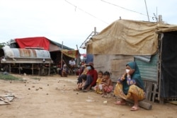 Irregular construction near the banks of the Mekong River in Sangkat Chroy Changva, Khan Chroy Changva, Phnom Penh, June 9, 2021. (Vicheika Kann/VOA)