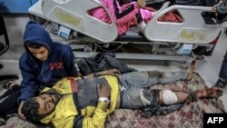 ពលរដ្ឋប៉ាឡេស្ទីនម្នាក់​សម្រាក​ព្យាបាល​របួស​នៅមន្ទីរពេទ្យ Al-Shifa ក្នុង​តំបន់ហ្កាហ្សា ក្រោយពី​បាន​រងរបួស​នៅក្នុង​ករណីទាហាន​អ៊ីស្រាអែល​បាញ់​លើ​មនុស្ស​ដែល​ទៅ​ទទួល​ជំនួយ​ កាលពីថ្ងៃទី២៩ ខែកុម្ភៈ ឆ្នាំ២០២៤។ 