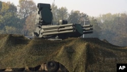 Sistem za protivvazdušnu odbranu "Pancir S" tokom zajedničke vežbe ruske i srpske vojske na aerodromu u Batajnici (Foto: AP/Kancelarija za medije predsednika Srbije)