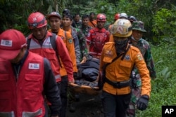 Tim penyelamat membawa seorang pendaki yang terluka akibat letusan Gunung Marapi di Agam, Sumatera Barat, Indonesia, Senin, 4 Desember 2023.
