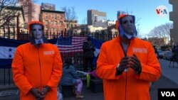 Manifestantes frente a la corte de Nueva York el martes 30 de marzo de 2021, mientras se dictaba condena contra Tony Hernández, exigían también se enjuicie al presidente hondureño, Juan Orlando Hernández. [Foto VOA/Laura Sepúlveda] 