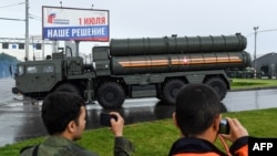 Russian S-400 surface-to-air missile launchers take part in a second night of rehearsals for the WWII Victory Parade in Moscow on June 18, 2020.
