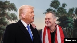 El presidente de Estados Unidos, Donald Trump, y el maestro estadounidense liberado Marc Fogel reaccionan durante un evento para dar la bienvenida a Fogel, quien había estado detenido en Rusia desde 2021, en la Casa Blanca en Washington, EEUU, el 11 de febrero de 2025.