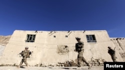 Kế hoạch hiện nay kêu gọi Hoa Kỳ triệt thoái gần hết lực lực lượng gồm tất cả 68,000 quân của Mỹ ra khỏi Afghanistan trước cuối năm 2014.
