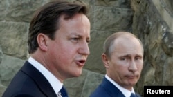 Britain's Prime Minister David Cameron and Russian President Vladimir Putin (R) speak to media after their meeting at the Bocharov Ruchei state residence in Sochi, May 10, 2013. 
