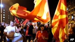 Партијата ВМРО-ДПМНЕ освои повеќе од 42 отсто од гласовите со речиси сите преброени гласачки ливчиња од парламентарните избори вчера, со што добија 58 места во 120-члениот Парламент, наспроти 15 отсто за Социјалдемократите (СДСМ)