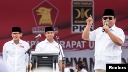 FILE - Gerindra party chairman Prabowo Subianto (R) talks to supporters.