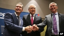 Canada's Minister of International Trade Francois-Philippe Champagne, Chile's Foreign Minister Heraldo Munoz and New Zealand's Trade Minister David Parker, pose for a photographers before a signing ceremony of the Comprehensive and Progressive Agreement for Trans-Pacific Partnership, CP-TPP, in Santiago, Chile, March 8, 2018.