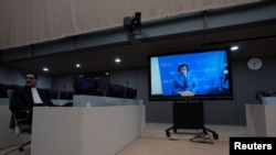 菲律賓前總統杜特爾特以視訊方式現身國際刑事法院舉行的聽證會。杜特爾特的 “反毒戰爭” 遭指控 “反人類罪”。(路透社：2025年3月14日)