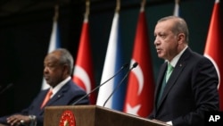 លោក​ប្រធានាធិបតី​តួកគី Recep Tayyip Erdogan (រូប​ស្តាំ) ថ្លែង​នៅ​ក្នុង​សន្និសីទ​កាសែត​រួម​មួយ​ចាមួយ​នឹង​លោក ​İsmail Omar Guelleh ប្រធានាធិបតី​ជីប៊ូទី (Djibouti) នៅ​ក្នុង​ក្រុង​អង់ការ៉ា ប្រទេស​តួកគី កាលពី​ថ្ងៃទី១៩ ខែធ្នូ ឆ្នាំ២០១៧។ 