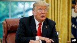 Donald Trump, parlant dans le Bureau ovale à la Maison Blanche, Washington, le 16 octobre 2018