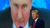 Juru bicara Kremlin Dmitry Peskov dengan latar belakang Presiden Rusia Vladimir Putin yang berbicara melalui panggilan video, saat konferensi pers di Moskow, Rusia, 17 Desember 2020. (Foto: AP)