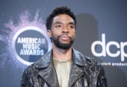 Chadwick Boseman posa entre bastidoresen el American Music Awards 2019, noviembre, Los Ángeles, California.