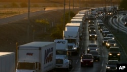 今年4月，在墨西哥等待进入美国的卡车（资料照）