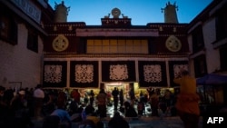 拉萨大昭寺外面的朝圣者（2016年9月10日）