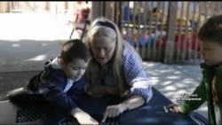 Незвичний навчальний центр, у якому дошкільнята пізнають світ поруч із літніми людьми. Відео