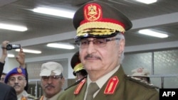 Khalifa Haftar lors de la cérémonie de son investiture en tant que nouveau chef de l'armée nationale libyenne, Tobrouk, 15 mars 2015. (Photo AFP)