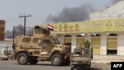 Yemeni pro-government forces gather on the eastern outskirts of Hodeida as they continue to battle for the control of the city from Huthi rebels on Nov. 8, 2018.