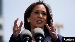 La vicepresidenta Kamala Harris toma la palabra durante un acto en la Academia de la Guarda Costera, en New London, EEUU, el 19 de mayo de 2022.