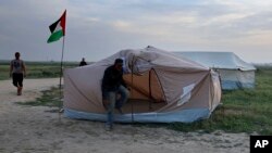 Palestinians set up tents in preparation for mass demonstrations along the Gaza Strip border with Israel, in eastern Gaza City, March 27, 2018. Gaza’s embattled Hamas rulers are imploring hundreds of thousands of people to march along the border with Israel in the coming weeks — a high-risk gambit meant to shore up their shaky rule, but with potentially deadly consequences.