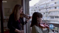 Музиканти намагаються втримати людей вдома музикою. Відео