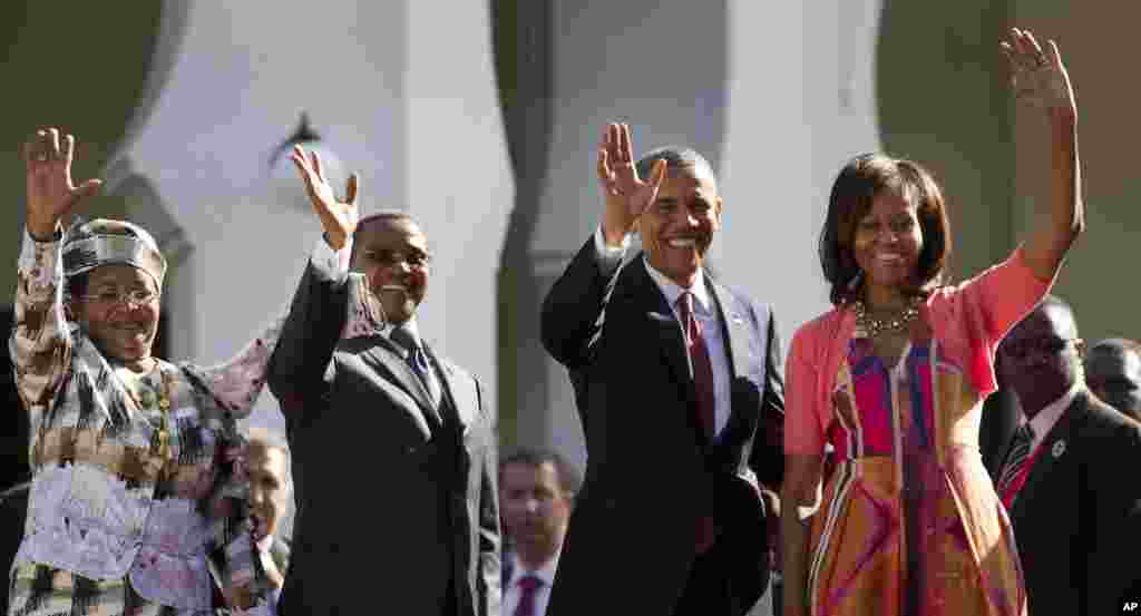 U.S. President Barack Obama, first lady Michelle Obama, Tanzanian President Jakaya Kikwete, and Tanzanian first lady Salma Kikwete wave as they arrive at State House in Dar es Salaam, Tanzania, July 1, 2013. 
