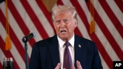 ARCHIVO - El presidente electo Donald Trump habla durante una reunión con gobernadores republicanos en Mar-a-Lago el 9 de enero de 2025, en Palm Beach, Florida.