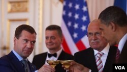 Presiden Rusia Dmitri Medvedev dan Presiden Barack Obama dalam pertemuan di Praha, 8 April 2010. Kedua Presiden sepakat untuk melakukan pengurangan senjata nuklir.