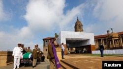 Sĩ quan Nam Phi đưa linh cữu của ông Mandela đến Tòa nhà Union Buildings tại Thành phố Pretoria, ngày 11/12/2013.