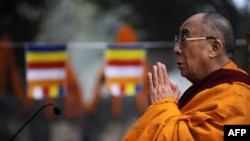 Pemimpin spiritual Tibet Dalai Lama berdoa dalam sesi ibadah khusus di Kuil Mahabodhi di Bodh Gaya, pada 10 Januari 2010. (Foto: AFP/Diptendu Dutta)